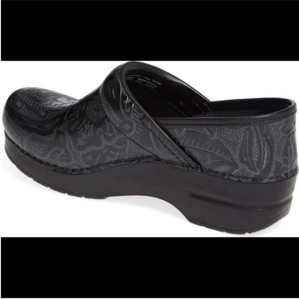 Thom McAn nurse navy blue/gray floral print clogs